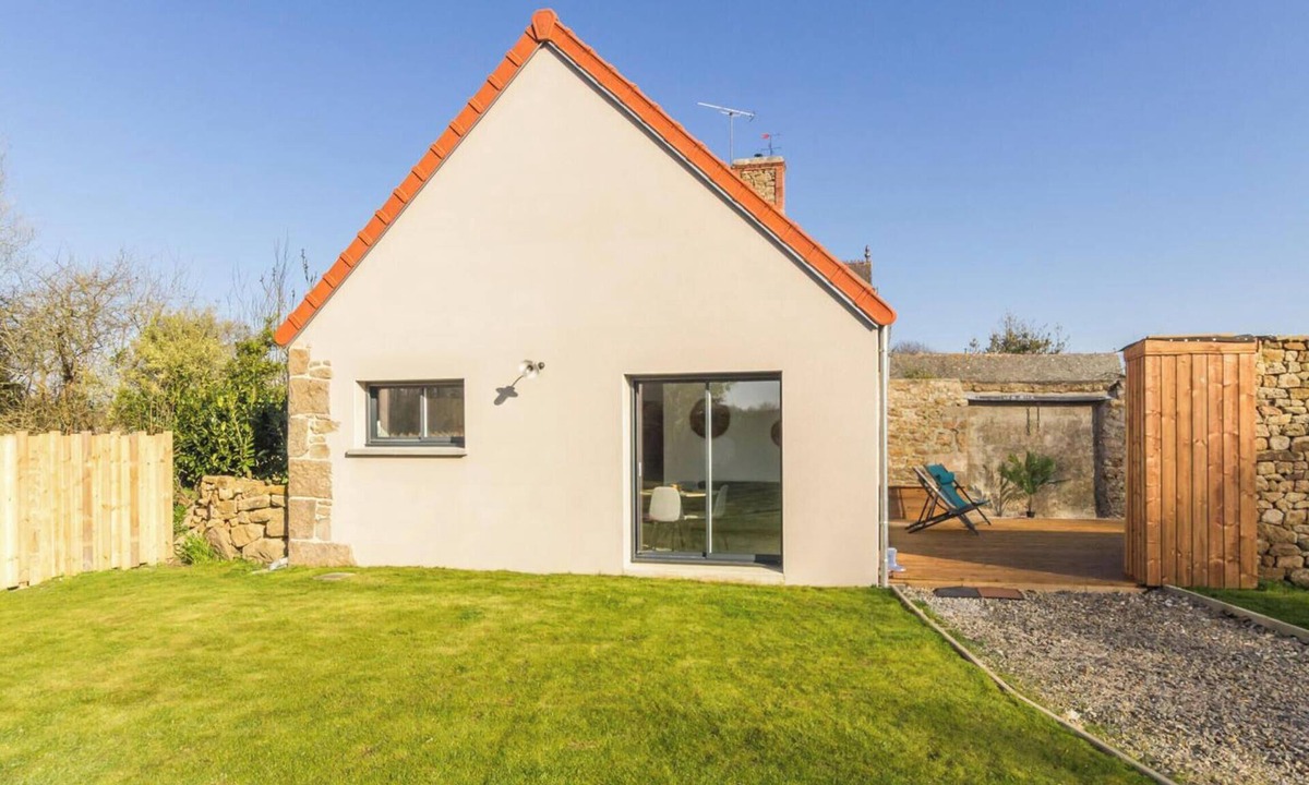 Saint-Pierre-Eglise Cottage | House with private parking - 3 guests