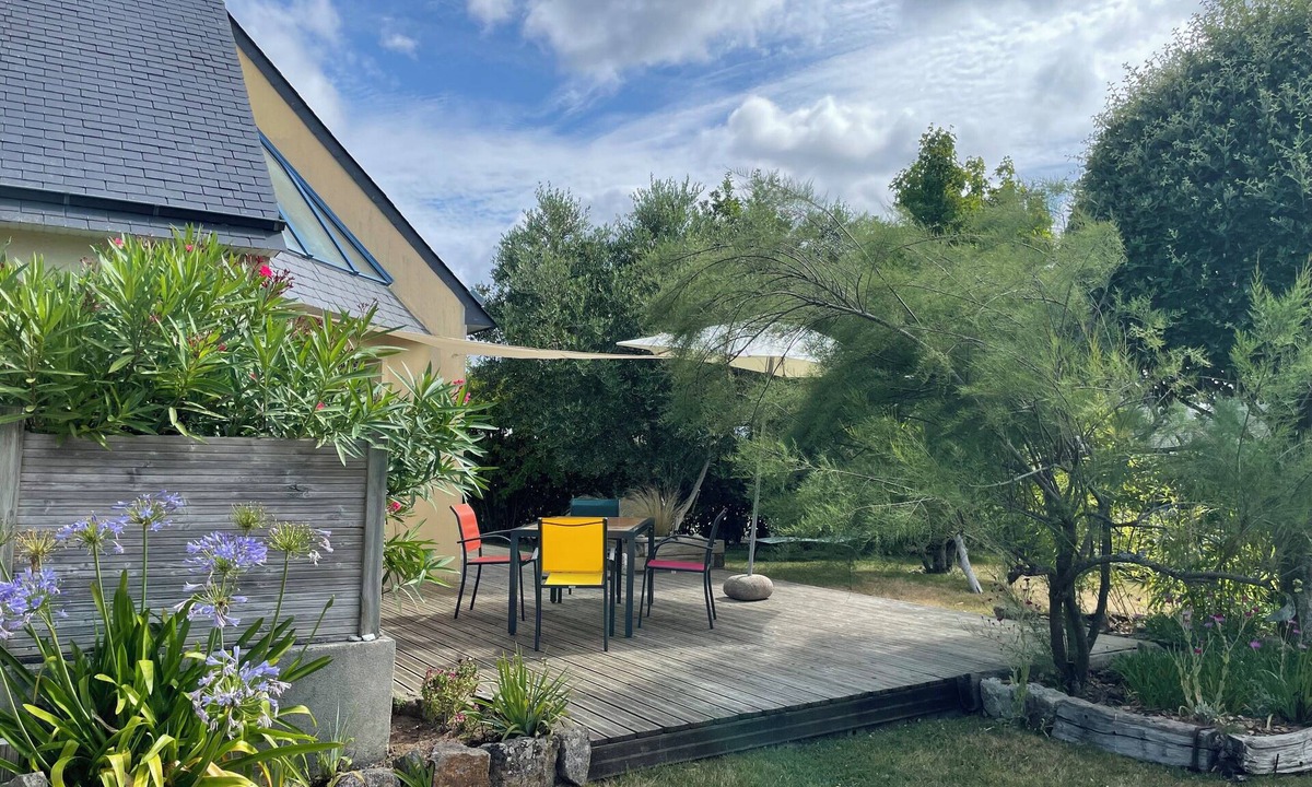 Ploneour-Lanvern House | House with terrace and garden