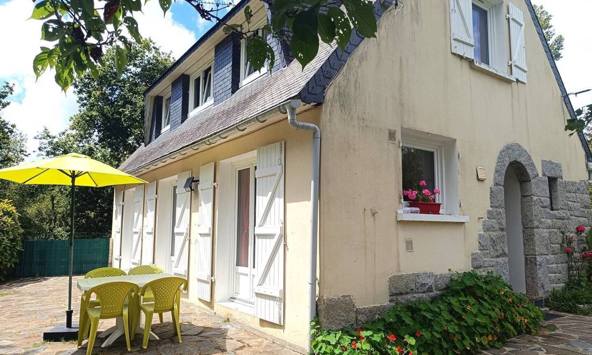 Pleumeur-Bodou House | House with WIFI, nice garden 700m from the sea in PLEUMEUR - BODOU