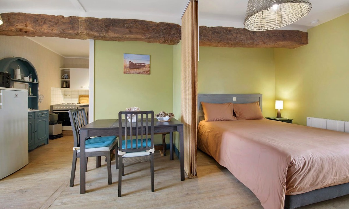 Picauville House | Iris Cottage near Sainte-Mère-Église with Private Terrace and Wi-Fi