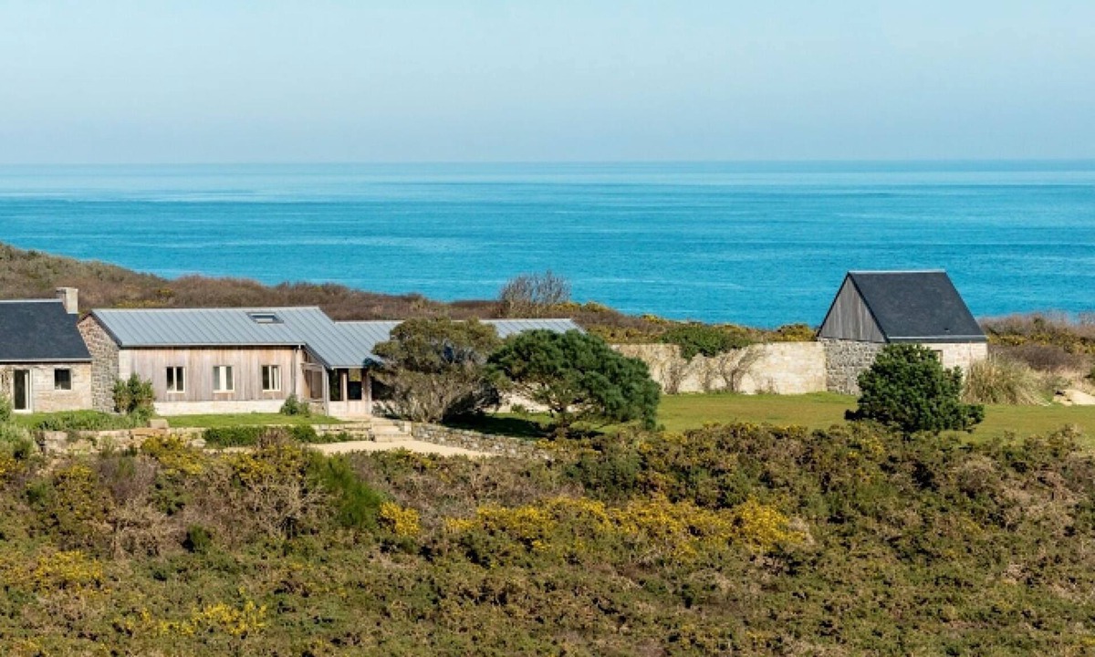 Pleumeur-Bodou House | Kerguinic dot FR, for families or friends, exceptional location, 180° sea view.