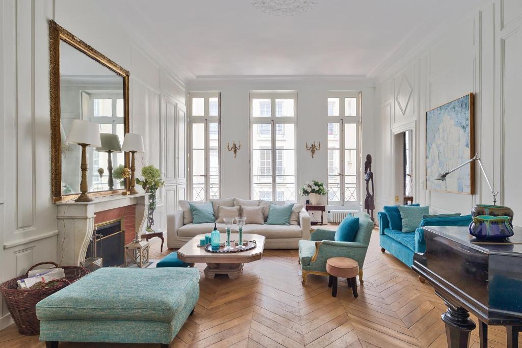 Les Iles Apartment | L'ile Saint-Louis by Weekome