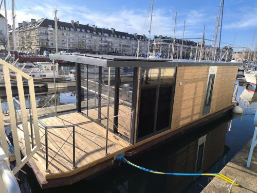 Caen City Centre Boat Rental | L'Oasis Caennais, péniche sur le port