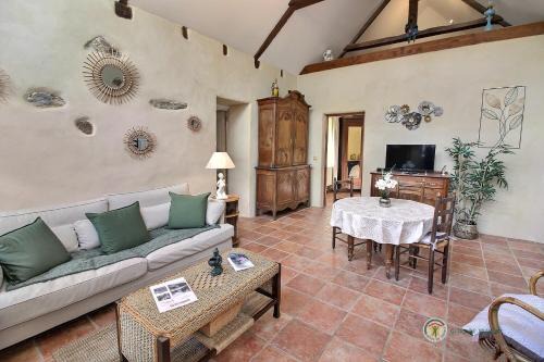 Saint-Martin-des-Pres House | La bergeronnette des ruisseaux