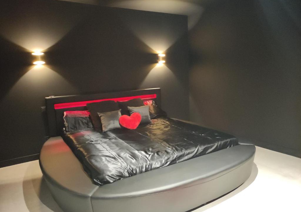 Moisdon-la-Riviere House | La Coquette - Love room