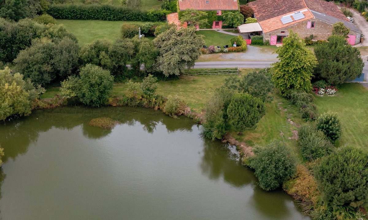 Saint-Christophe-du-Ligneron House | Large nature gite with indoor pool, fishing pond