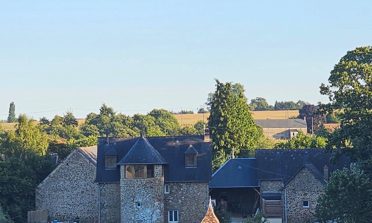Couesmes-Vauce House | La Hardonnière Vacation Rental with Pool and Hot Tub