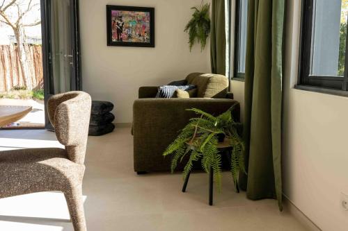 La Fleche House | La Maison Chaplin, modern for 4 people and outdoor area