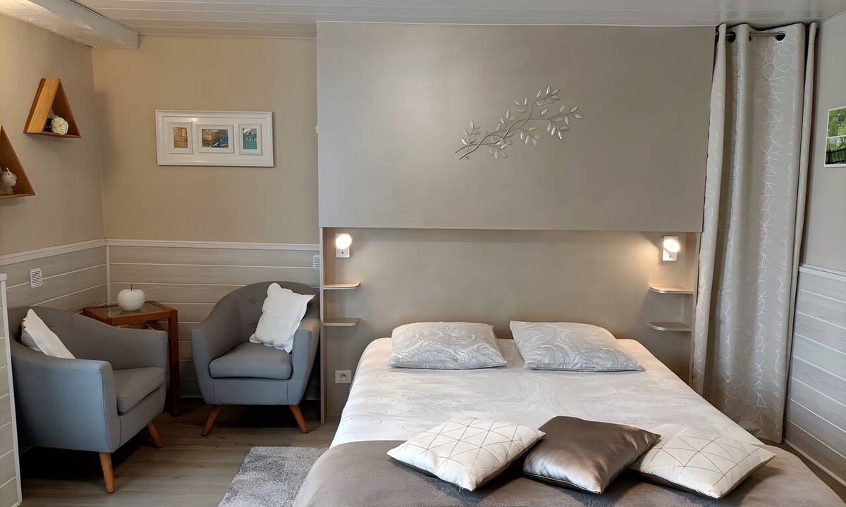 Breville-les-Monts House | La Maison de Gabriel – Pays d'Auge Guest Room