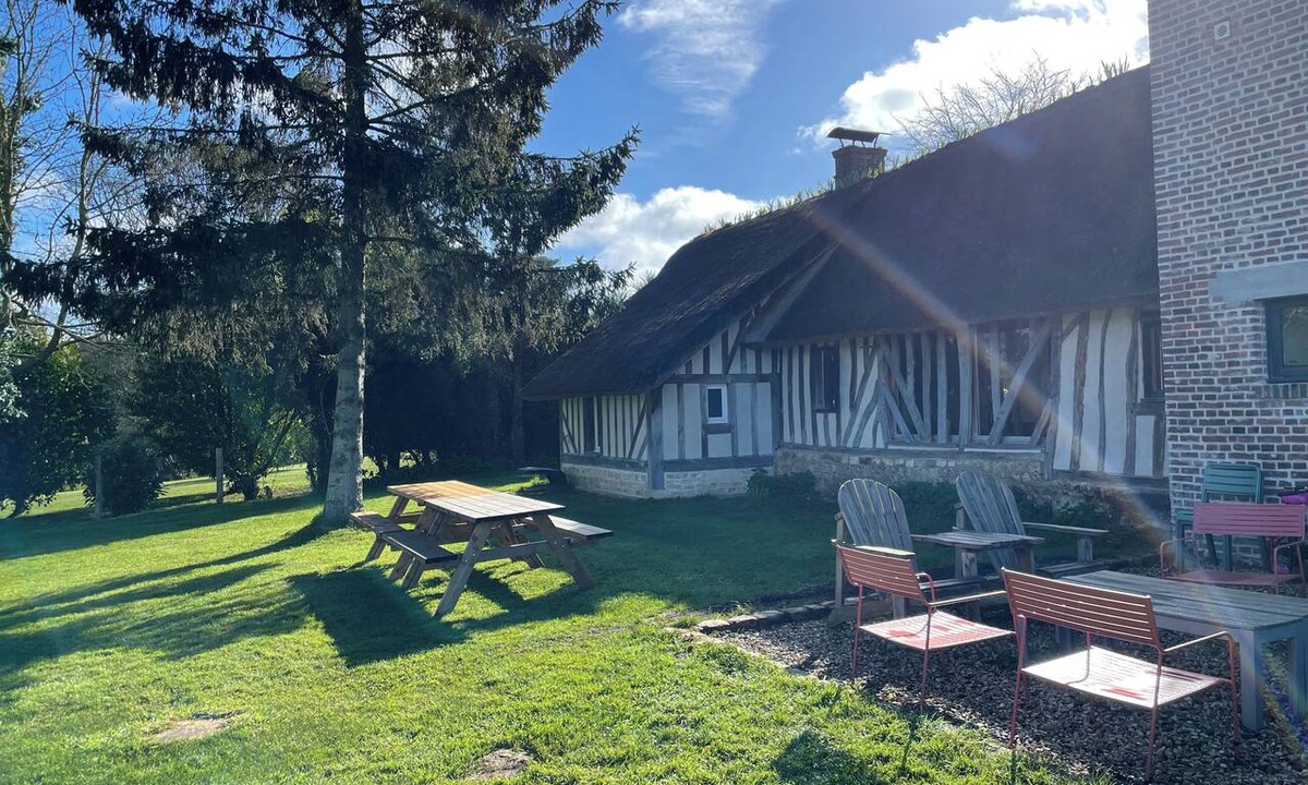 Englesqueville-en-Auge House | La Massane du Vallon, a bright farmhouse in a quiet setting.