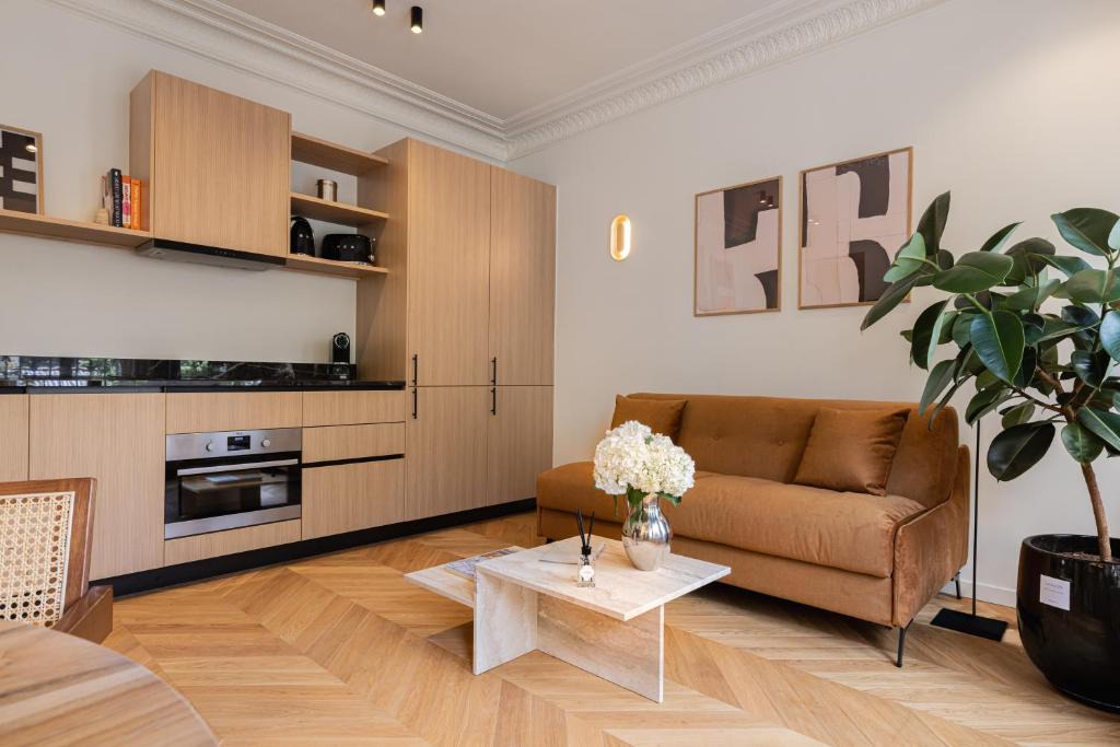 Quartier de la Folie-Mericourt Apartment | La Suite - Voltaire I - 1 bedroom with AC