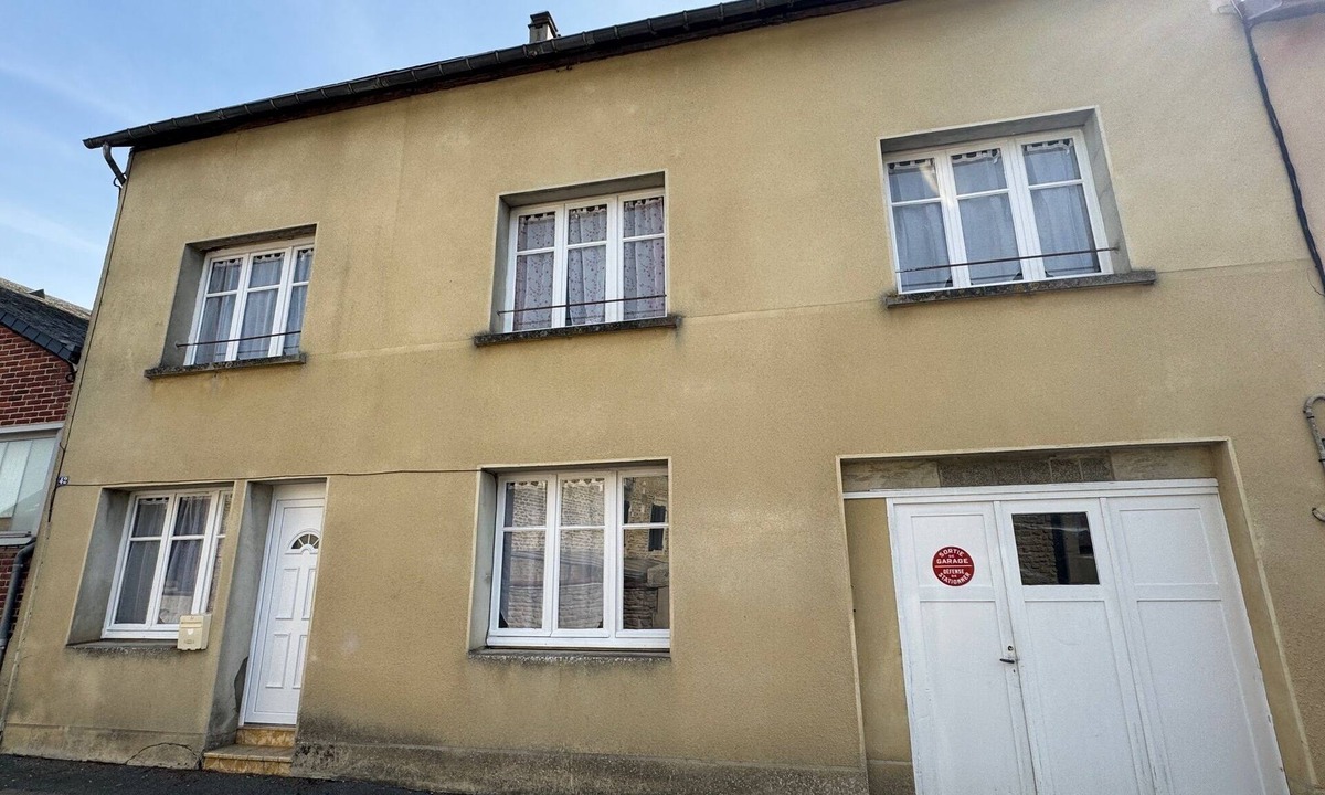 Saint-Pierre-sur-Dives House | Large 5 Bedroom Townhouse - Heart of town