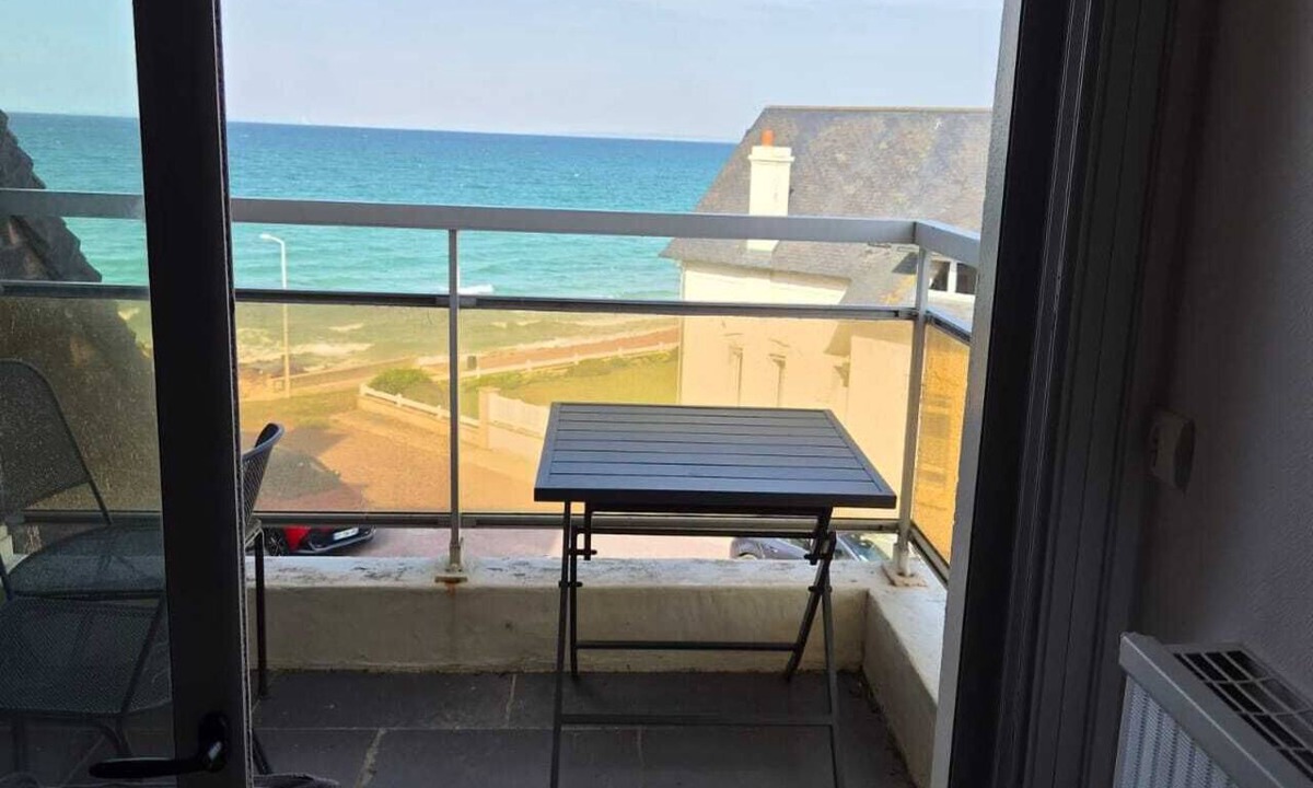 Luc-sur-Mer Apartment | LARGE BEACHFRONT DUPLEX FOR 6 PEOPLE, 3 BEDROOMS, 2 BATHROOMS, PARKING