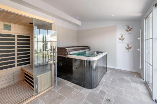 Clis Villa | Large Longhouse with HOT TUB & SAUNA, 4 BATHROOMS, 4 TVs