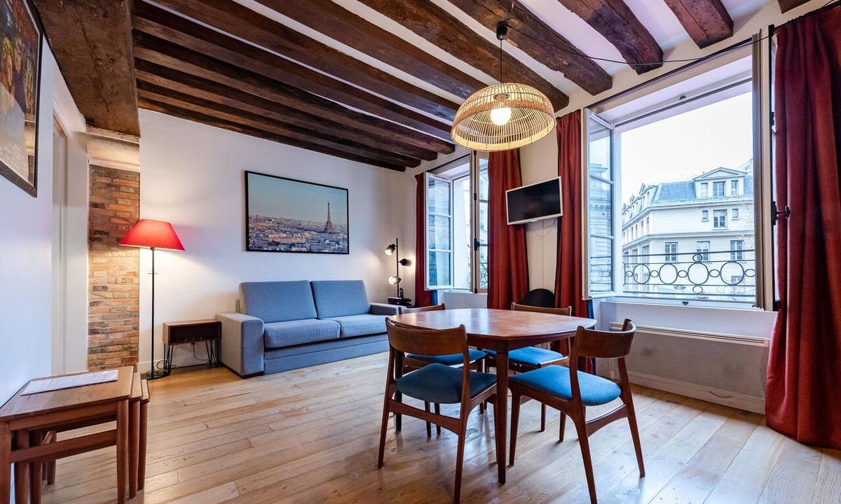 Latin Apartment | LATIN QUARTER, LIVELY, BEAMS. 30–60 days ahead? Ask for a private deal. C1-VAs