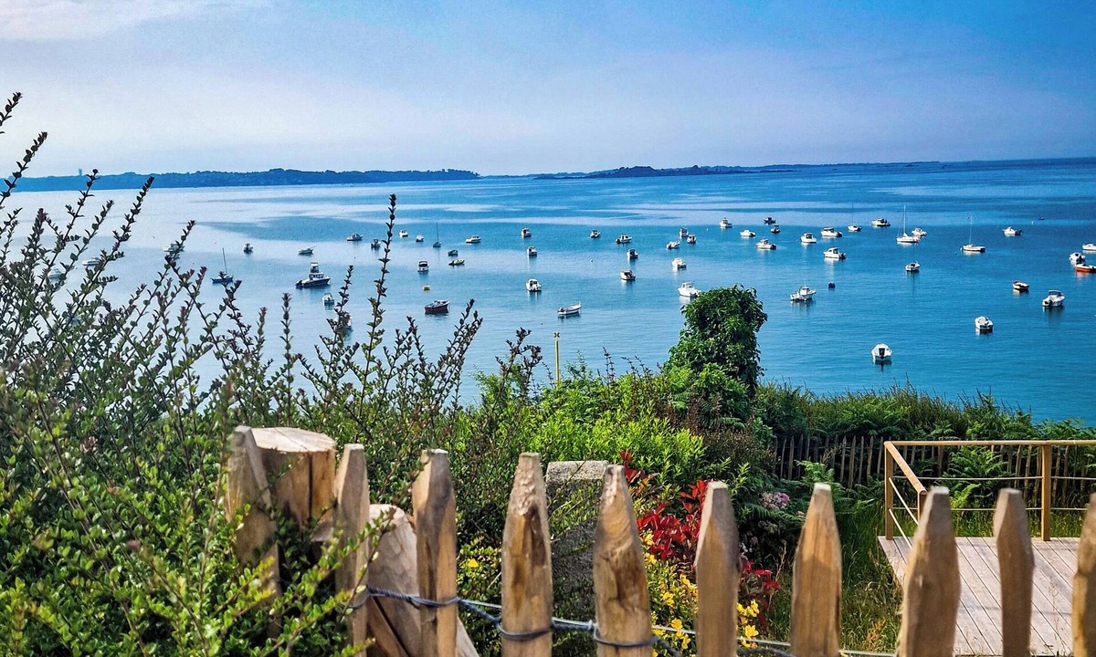 Plouezec House | Lazo House · 5 bedrooms. Oceanfront · Beach within walking distance. Garden. 10 min from Paimpol