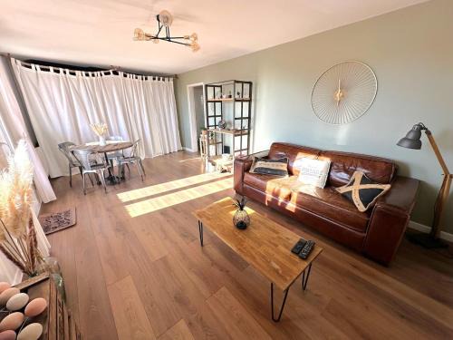 Voisins-le-Bretonneux Apartment | Le Cosy Lily - Classé Meublé de Tourisme 3 étoiles - Lumineux appartement de 2 chambres et balcons au calme, à 10 min de Versailles