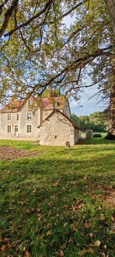 Vernoil-le-Fourrier House | Le Pavillon de Chasse - sheets and towels included - castle park