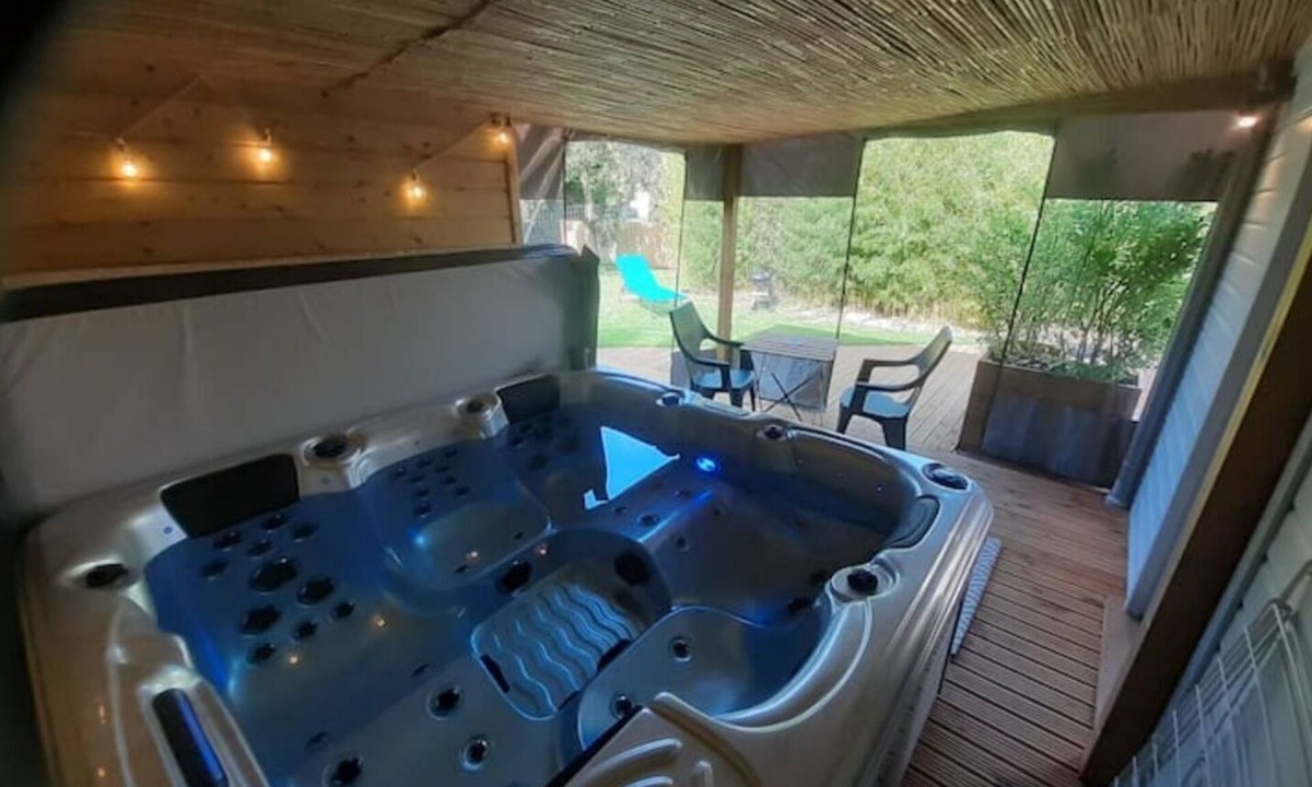 Portbail Ski Chalet | Le Petit Chalet Avec son Jacuzzi Couvert