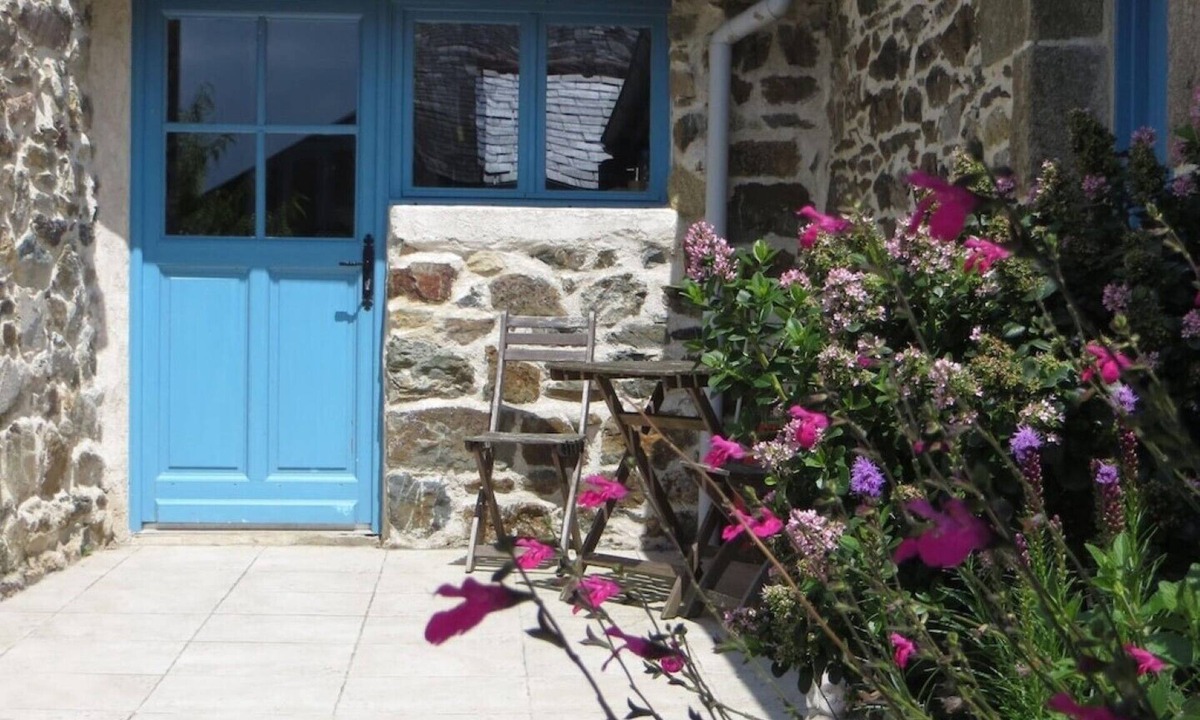 Plomodiern Cottage | Les Hiboux - Coastal cottage with heated pool and gardens, 10 min to beach
