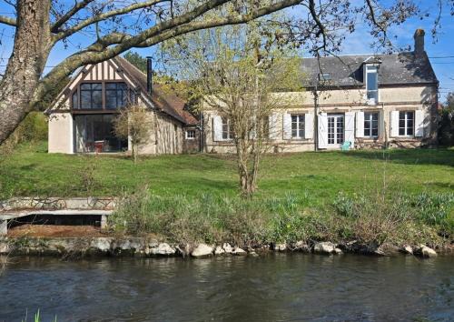 Balines House | Les Pieds dans l'eau, bercé par l'Avre