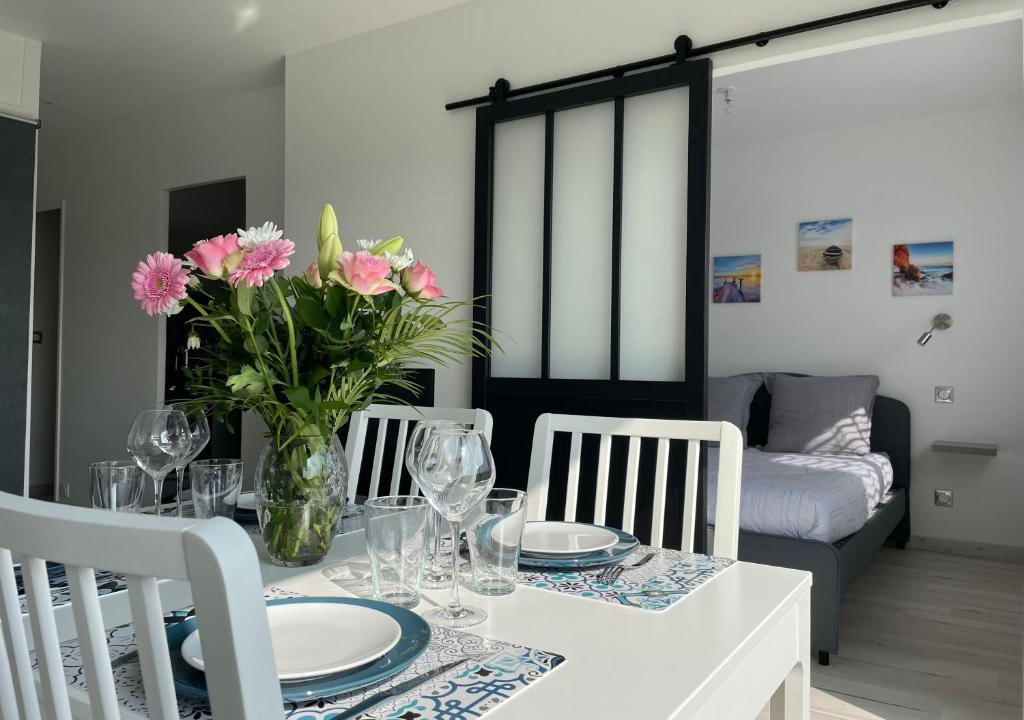 Bernieres-sur-Mer Apartment | Les Pieds Dans l'Eau