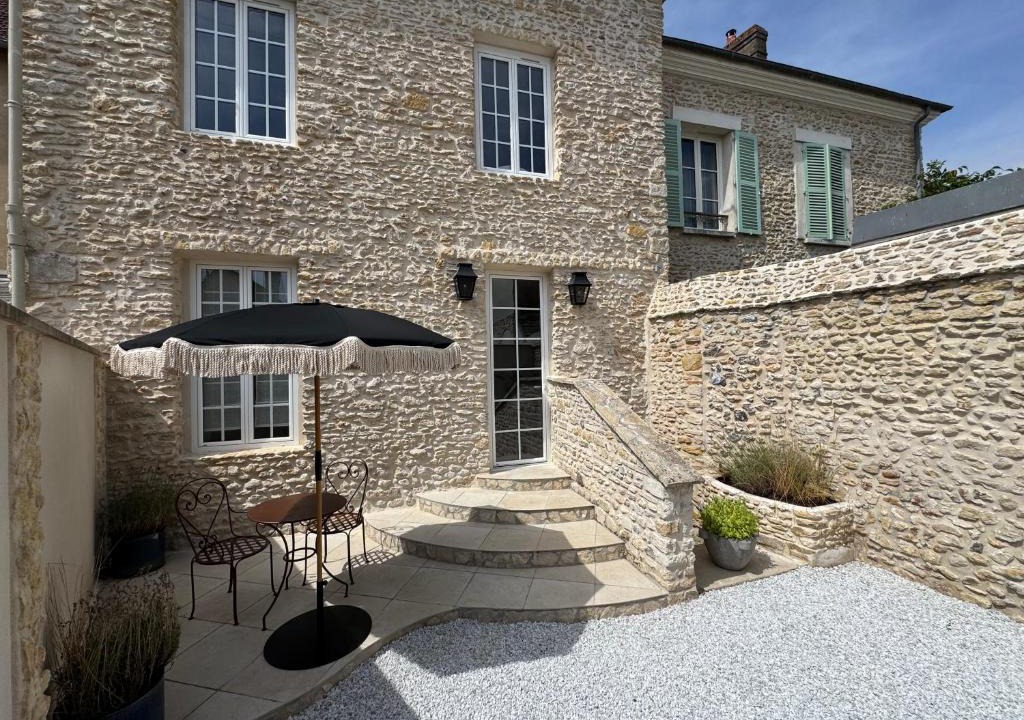 Pacy-sur-Eure Apartment | Les Pierres de Pacel - Appartement de charme - Patio privé