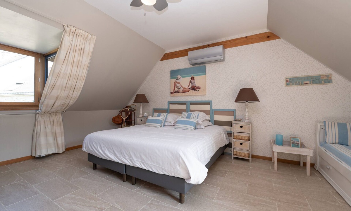 Theix-Noyalo Bed & Breakfast | Locmariaquer Guest Room with Terrace, Wi-Fi, and Air Conditioning in High Season