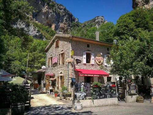 ViaRhona Hotel | Logis Hotel Le Moulin De La Pipe