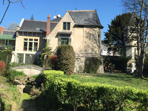 Rochecorbon House | Loire Valley Medieval Getaway