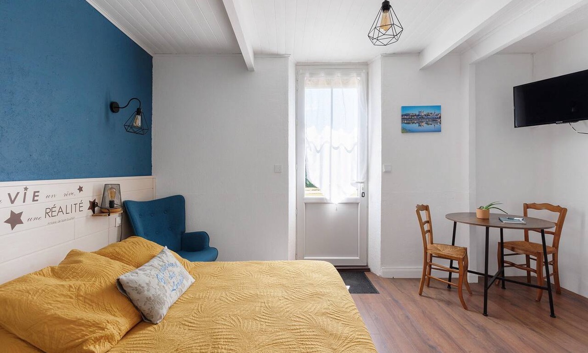 Saint-Mathurin-sur-Loire Bed & Breakfast | Lorali - Guest Room on the Loire