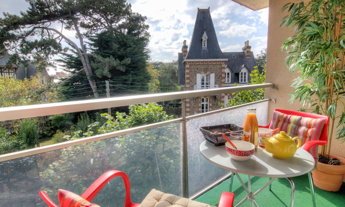 Dinard Apartment | Lovely apartment for 2 people with WIFI, TV, balcony and pets allowed