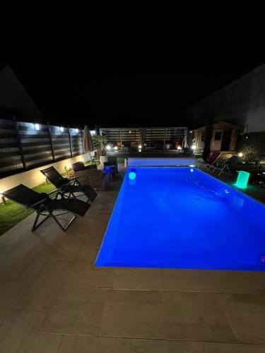 Saran House | Maison 8 pers avec piscine chauffée jacuzzi proche orleans