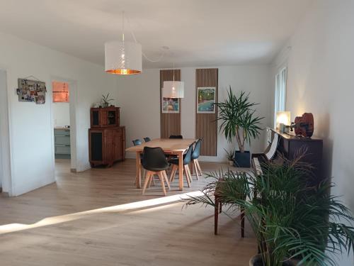 Villedieu-les-Poeles House | Maison familiale très spacieuse avec jardin, ping pong , baby foot, commerces