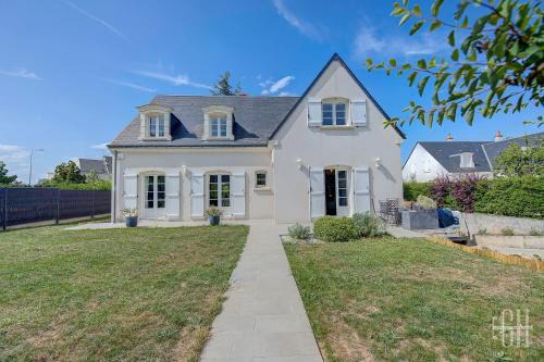Saint-Avertin Apartment | Maison familiale - Spacieuse - Jardin - Parking