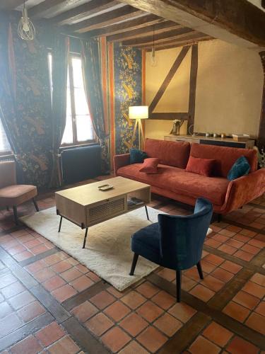 Chartres House | Maison Saint Pierre