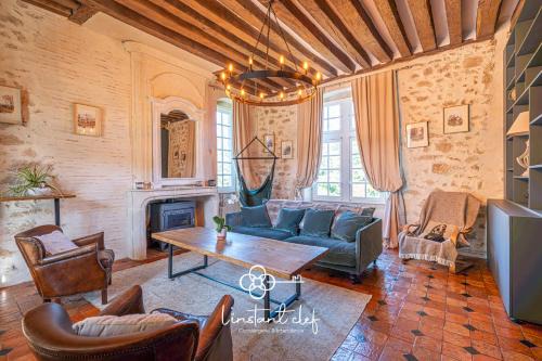 Coulaines House | Manoir d'Exception - 18 Personnes - Piscine chauffée, Baby-Foot & Tapis de Course