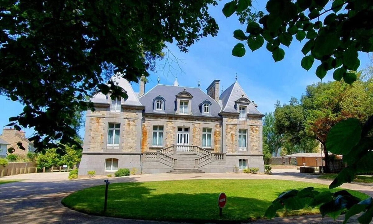Saint-Ideuc Apartment | Manoir Le Castel & Villa Beaumaris