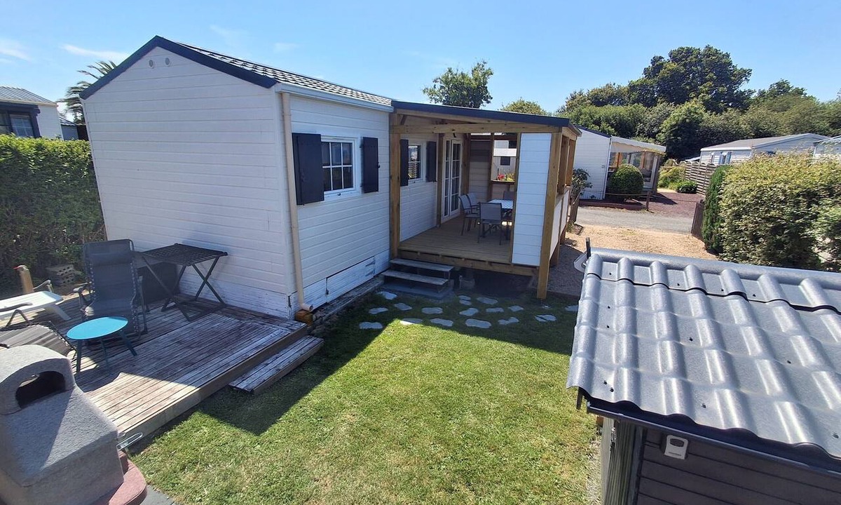 Tregastel House | Mobile Home 'Côte de Granit Rose' with Shared Pool, Private Terrace & Garden, "Ty Men Roz"