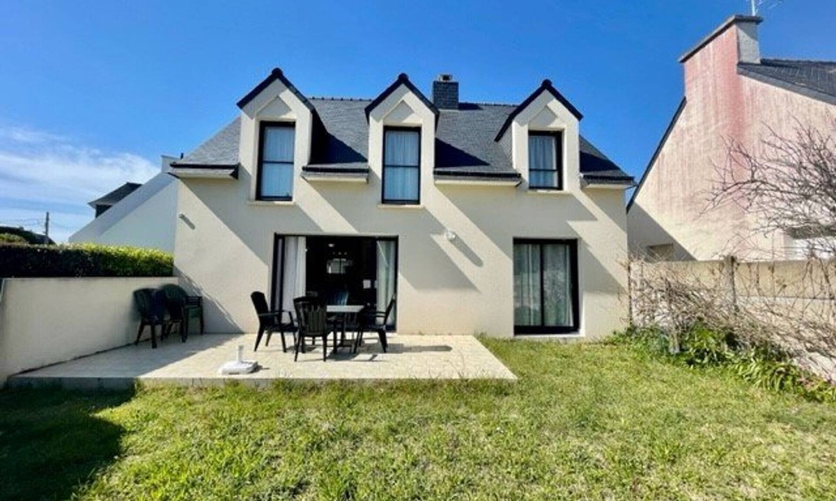 Quiberon Villa | Modern 5-Room House in Calm Area, Near Beach, Sleeps 8, Pet-Friendly