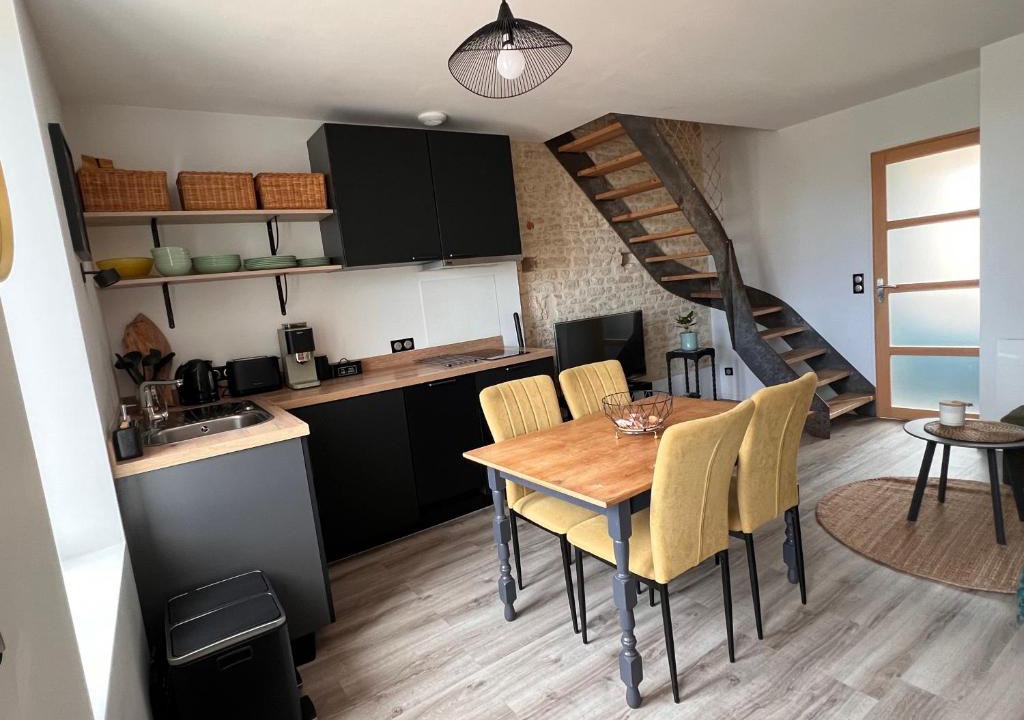 Lion-sur-Mer Apartment | Namthalé - appartement cosy avec vue partielle mer