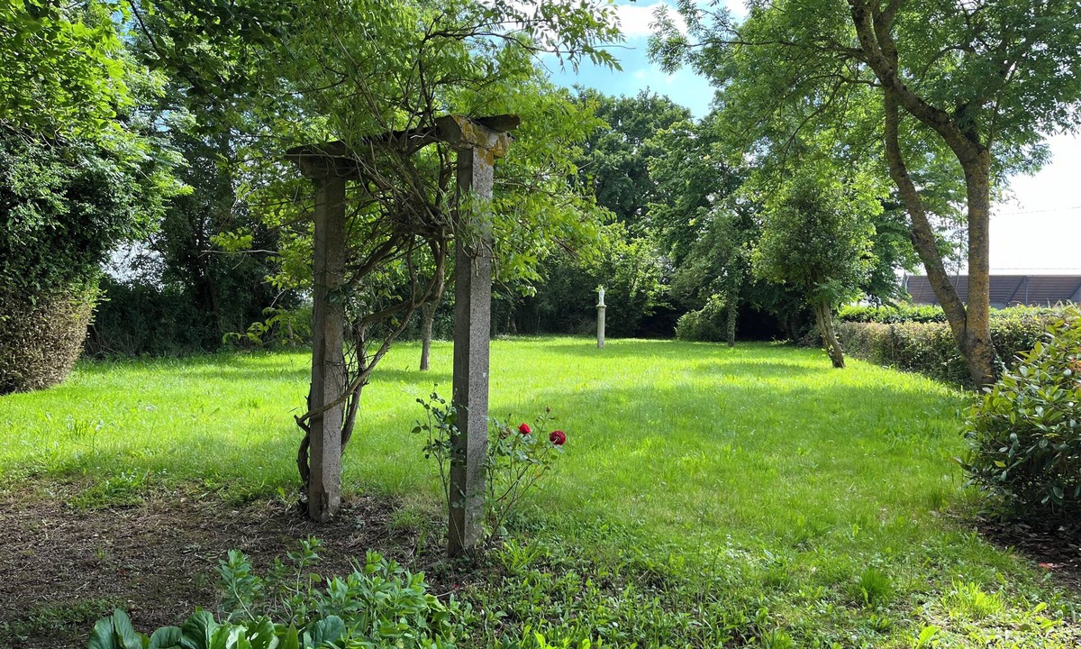 Necy House | Nécy Country house, large enclosed garden with trees.