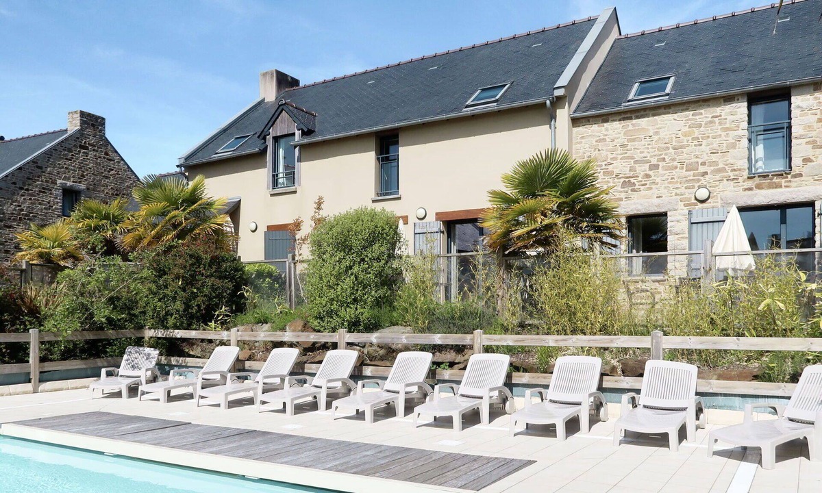Cancale Apartment | Nice apartment for 4 guests with WIFI, pool, TV, terrace and pets allowed