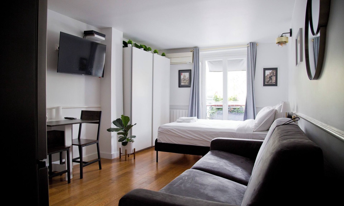 Quartier de la Monnaie Apartment | Nice renovated AC studio in Saint Germain