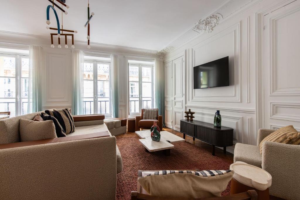Saint-Thomas-d'Aquin Apartment | NoChichi-Collections - Café de Flore