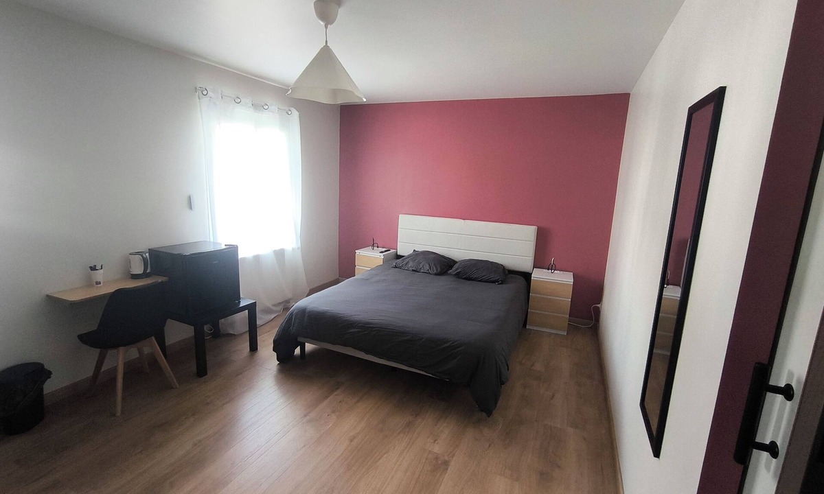 Argenteuil House | Notre Dame d'Orgemont pink room 3