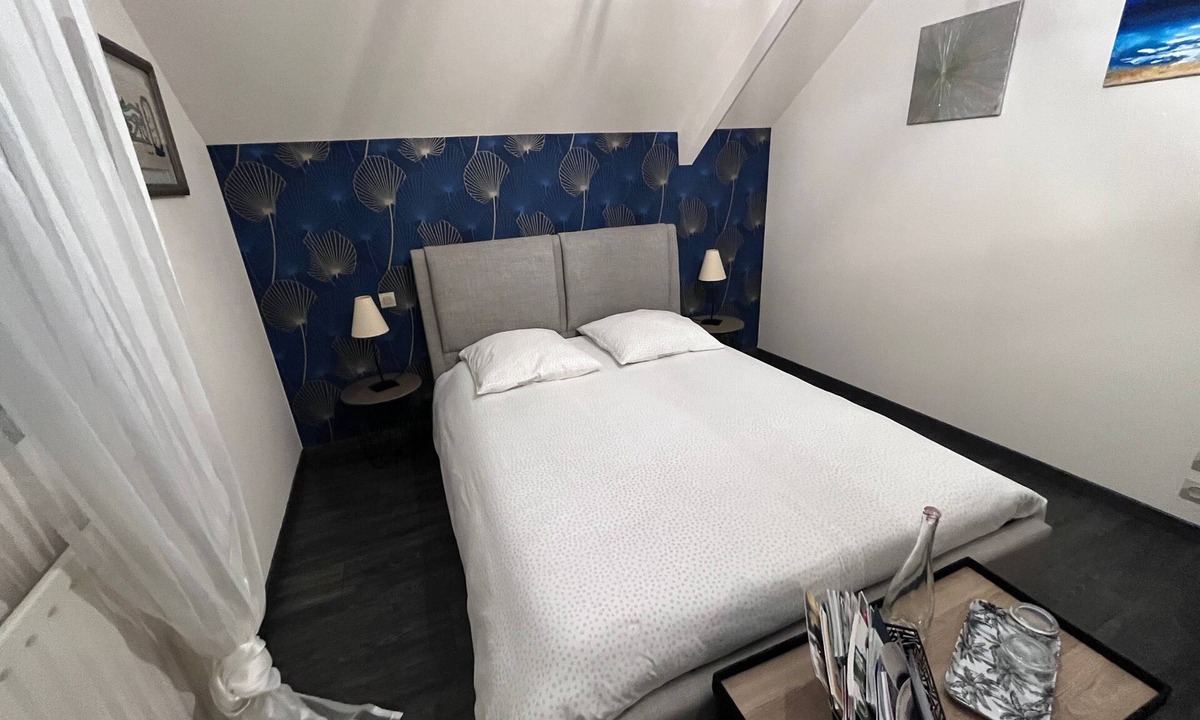 Sable-sur-Sarthe Bed & Breakfast | Pause Tranquille Room 2 with Shared Terrace, Garden & Wi-Fi