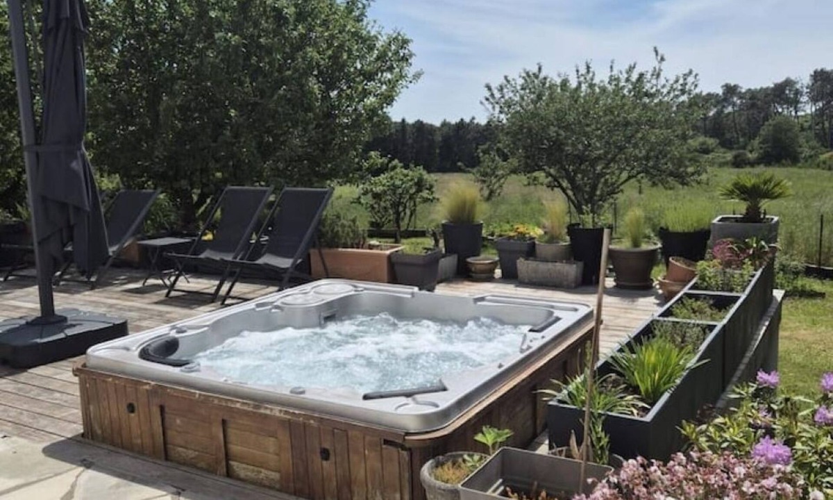 Crach House | Peaceful house with jacuzzi, large garden and Breton charm
