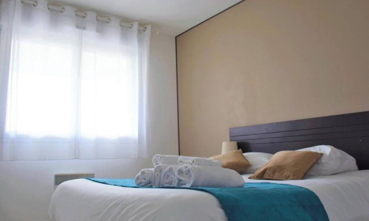 Grandcamp-Maisy Hotel | Pet-Friendly French Beach | 3.1mi Pointe Du Hoc | Beach Walks