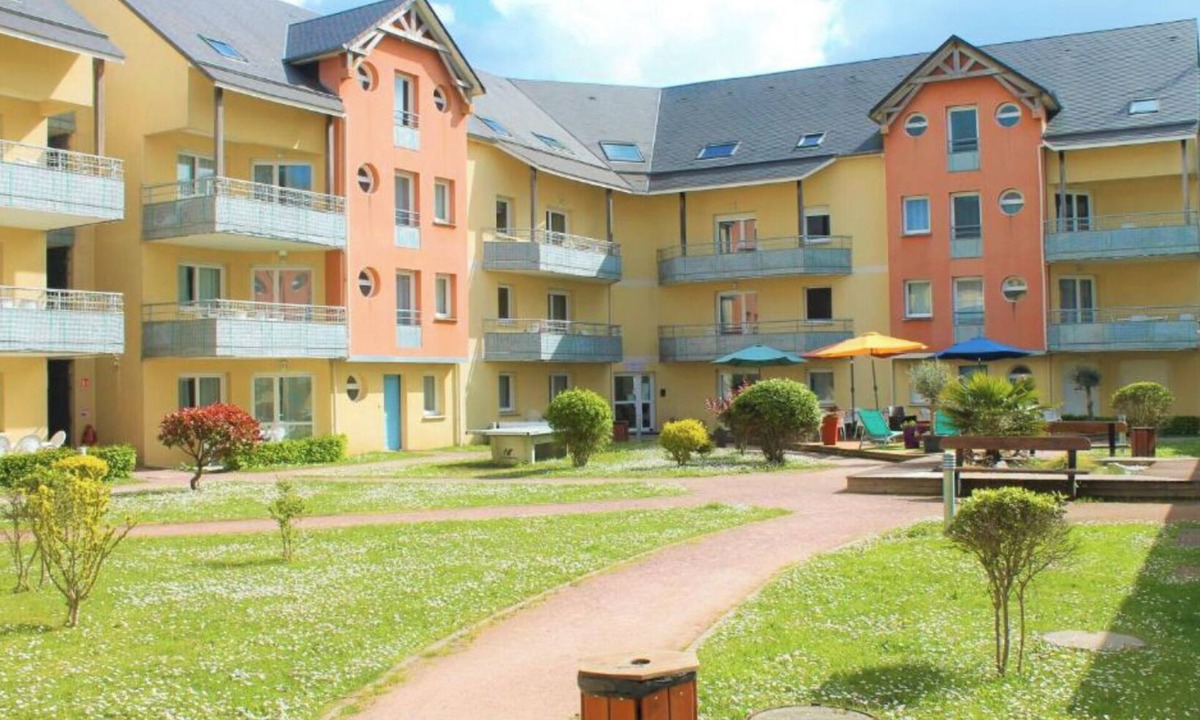 Grandcamp-Maisy Hotel | Pet-friendly French Style Stay | 0.2 mi to Plage de Grandcamp